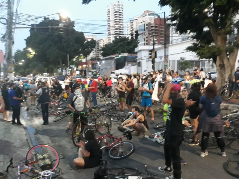 Ocupação da avenida Pacaembú em frente ao velório 