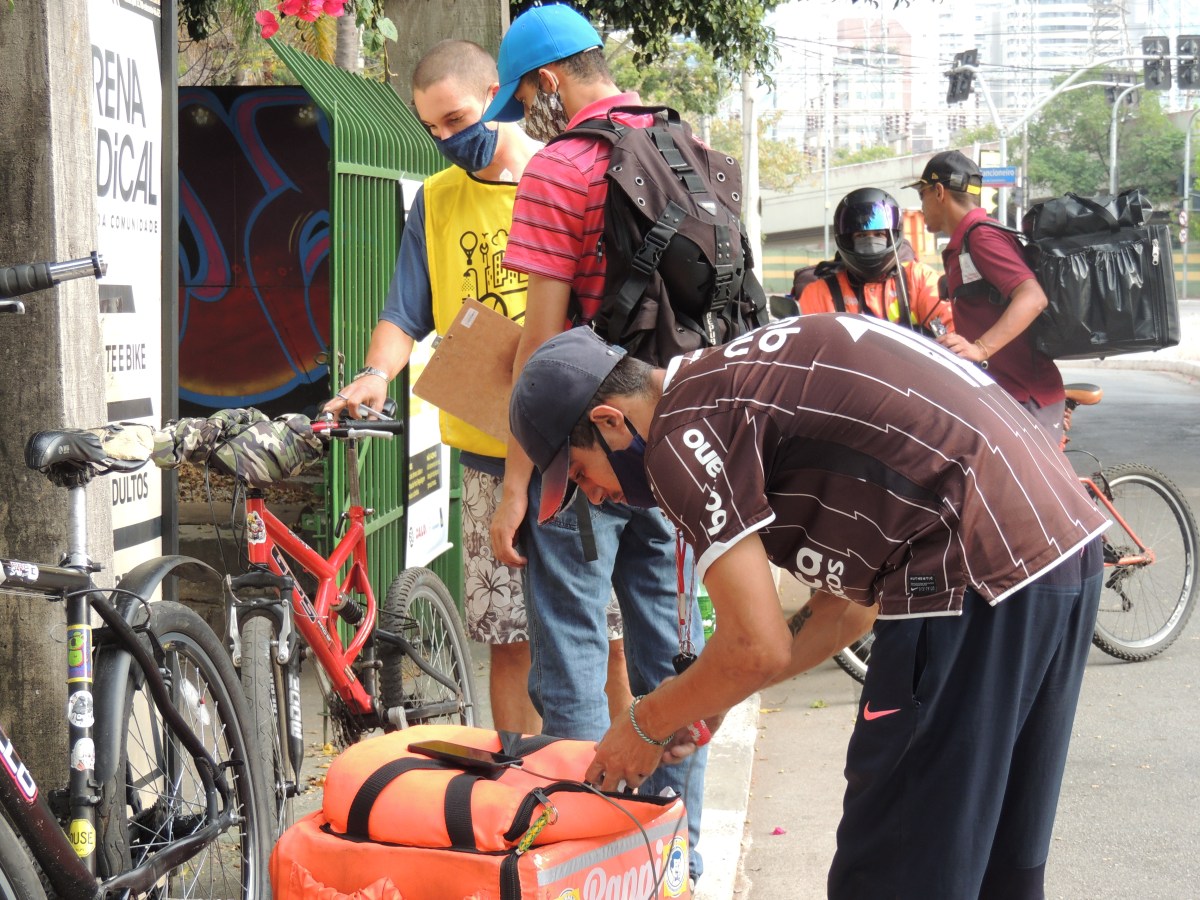 Direito dos Entrega em vídeos de 1 minuto: sair da CLT para ser entregador? processar o APP? abrir uma&nbsp;MEI?