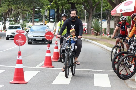 Pai leva bebê em passeio de bicicleta na ciclofaixa de lazer de São Paulo. Foto de Ivson Miranda - 26/06/2019
